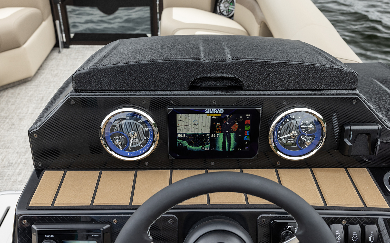 Analog gauges & Simrad® NSX 7" display - Optional