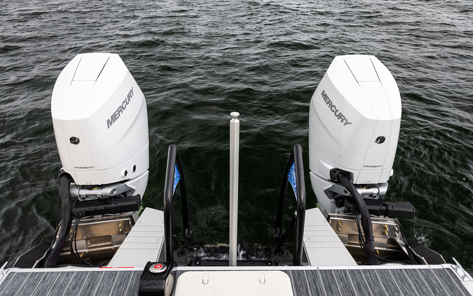 Twin transom with staircase and ski pylon